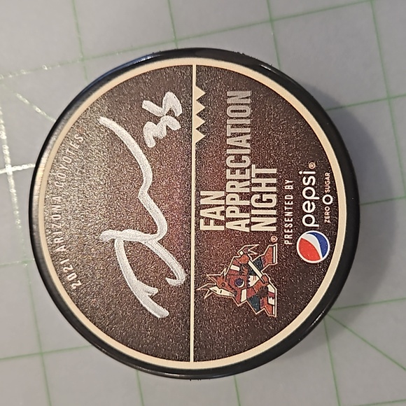 Coyotes hockey puck, certified and signed by Darcy Kuemper - Picture 2 of 6
